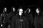 Mustavalkoinen bändikuva Children Of Bodom -yhtyeen miehistä, joita kuvassa viisi kappaletta. He ovat pukeutuneet mustiin vaatteisiin ja seisovat mustuuden edessä. Keskimmäisenä etualalla pitkähiuksinen Alexi Laiho, jolla häijy ilme kasvoillaan.