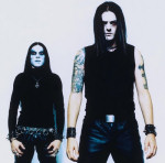 Kaksihenkisen Satyricon-bändin Frost ja Satyr seisovat vieretysten vaaleanharmaata taustaa vasten pukeutuneina mustiin vaatteisiin. Miesten kasvot kalpeat, osittain kylmänsiniset. Heillä on yllään nahkaremmejä ja piikkirannekkeita.