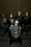 Children Of Bodom -bändin jäsenet seisovat tummassa huoneessa siten, että Laiho etummaisena ja muut rivissä hänen takanaan. Miehillä pääosin mustat vaatteet yllään. Kaikilla pitkät hiukset. Kuvakulma ylhäältä alaspäin.