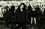 Kuusipäisen To/Die/For-yhtyeen jäsenet seisovat kivimuurin edustalla valokuvassa, jossa värimaailma lähes mustavalkoinen. Etummaisena seisoo laulaja Jape. Kaikki pukeutuneet mustiin vaatteisiin.