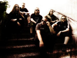 Ylivalottunut ja hieman puhkipalanut valokuva Helion-metallibändin jäsenistä, joita kuvassa kuusi kappaletta. He ovat miehiä, jokaisella silmiensä edessä mustat aurinkolasit.