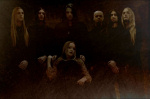 Draconian-bändin seitsenpäinen kokoonpano, johon kuuluu kuusi miestä ja yksi nainen. Nainen istuu tuolissa miesten seistessä hänen takanaan puoliympyrässä. Miehillä lähes kaikilla pitkät mustat tai vaaleat hiukset. Naisella pitkät mustat hiukset