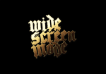 Widescreen Mode -yhtyeen logo mustaa taustaa vasten. Logon fonttina goottilaiset kirjaimet, jotka on varjostettu siten, että yläpäässä kullankeltaista ja alapäässä tummempaa väriä.