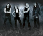 Neljä Triosphere-bändin jäsentä seisoo kylmänsinisessä valokuvassa rivissä. Kolme heistä on miehiä, mutta joukosta löytyy myös nainen. Yllään kullakin mustat vaatteet. Naisella avara–aukkoinen musta paita ja mustat housut.