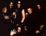 Viisihenkisen Stormlord-bändin miehet seisovat mustaa taustaa vasten pukeutuneina mustiin vaatteisiin. Osalla pitkät mustat hiukset, osalla piikkirannekkeita käsivarsissaan. Vasemmanpuoleisella miehellä eriskummalliset viikset.