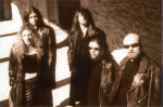 Viisipäisen Darksun-yhtyeen jäsenet seisovat ulkoilmassa kiviseinäisen seinän tai muurin luona. Kuvassa neljä miestä ja yksi nainen, joka seisoo vasemmalla. Heistä jokaisella mustat vaatteet yllään. Kuva on värisävyltään ruskean ja harmaan välimaastossa.