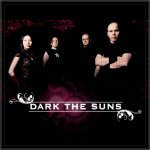 Neljä mustiin pukeutunutta hahmoa keskellä mustuutta, jota sävyttää aistikkaasti ripotellut violetit väripilkahdukset. Vasemmalla nainen, kolme muuta ovat miehiä. Etualalla valkoisella tekstillä lukee 'Dark The Suns' versaalein kirjoitettuna.
