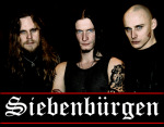 Siebenbürgen-bändin kolme miesjäsentä seisoo rivissä pikimustaa taustaa vasten. Kuvan alaosassa valkoisella värillä ja goottilaisin kirjaimin lukee yhtyeen nimi. Oikeanpuoleisella miehellä kalju pää, muilla kahdella pitkät hiukset. He ovat pukeutuneet mus