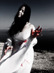 Ava Inferi -yhtyeen keulahahmona tunnettu mustahiuksinen nainen seisoo tumman taivaan alla kivisessä maastossa pukeutuneena valkoiseen hääasuun. Asu on tahriutunut verestä, kuten naisen kädetkin.