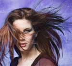 Delain-bändin keulahahmona toimivan laulajanaisen naama violettia taustaa vasten. Naisen hiukset hulmuavat hänen kasvojensa edessä. Naisella tyyni ilme, suu hieman raollaan.
