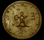 Korpiklaani-bändin noitarumpua muistuttavan symbolin kuva mustaa taustaa vasten. Rumpukalvoa muistuttava ympyrämäinen piirros on koristeltu shamanistisin symbolein. Keskellä suurella piirretty ihmishahmoa muistuttava tikku–ukko.