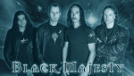 Sinisävyinen ja futuristinen bändipotretti Black Majesty -yhtyeen nelihenkisestä miesjäsenistöstä. Heistä kahdella pitkät hiukset, muilla lyhyet. Miehet seisovat rivissä. Heillä mustaa vaatetta yllään. Kuvan alaosassa näkyy bändin logo.