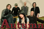 Autumn-bändin promovalokuva, jossa kuvan alaosassa lukee suurella fontilla ja tummanpunaisell värillä, että 'Autumn'. Tekstin takana vaaleata taustaa vasten viisi miestä, joiden keskellä istuu mustahiuksinen nainen, jolla kädet liitettynä yhteen.