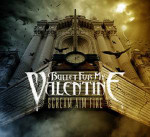 Bullet for My Valentinen 'Scream Aim Fire' -albumin kansikuva, jossa näkyy bändin kirkkaanvalkoisena hohtavan logon takana koristeellinen, mutta uhkaavalta näyttävä, kirkkomainen rakennus pilvisen taivaan alla. Rakennuksen edustalla liihottaa mustia lintu