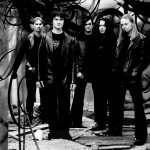 Harmaasävyinen valokuva Throes of Dawn -yhtyeen miehistöstä, johon kuuluu viisi pitkähiuksista heppua. Kaikilla näyttää olevan mustat vaatteet yllään. Osalla mustat nahkatakit. He seisovat jonkinlaisessa pajassa, jossa on metalliesineitä seinillä.
