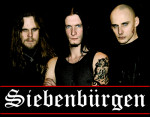 Siebenbürgen-bändin kolmipäinen miehistö mustaa taustaa vasten. Kahdella vasemmanpuoleisella miehellä pitkät mustat hiukset, mutta oikeassa laidassa näkyvällä kalju pää ja hypnoottiset silmät. Kuvan alaosassa lukee bändin logo goottilaisin kirjaimin.