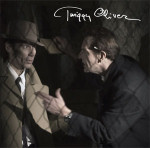 Twiggy Oliverin samannimisen debyyttialbumin kansitaide, jossa näkyy valokuva kahdesta miehestä, jotka keskustelevat keskenään. Kiekon oikeassa yläkulmasa valkoisella kaunokirjoituksella lukee 'Twiggy Oliver'. Miehillä '50-luvun tyyliä muistuttavat puvut.