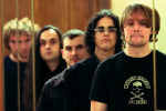 TwinSpirits-bändin viisi miestä seisoo rivissä. Heistä jokaisella yllään mustat paidat. Kaikilla lyhyet tai puolipitkät hiukset. Valtaosalla mustat letit.