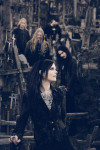 Nightwishin promokuva Ville Juurikkalan ottamana. Kuvassa etualalla mustiin pukeutunut pitkähiuksinen Anette Olzon, jonka takana lankkujen seassa muut bändin miesjäsenet.