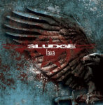 Slugen 'Lava'-albumin kansikuva, jossa näkyy metallista muovatun olennon siipi, joka on veressä ja jonka päällä lukee valkoisella värillä yhtyeen ja albumin nimi.