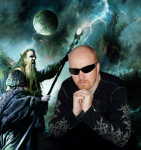 Gaia Epicus -yhtyeen keulahahmo Hansen istuu myrskyävän taivaan alla. Hänellä musta tribaalikuvioitu paita ja mustat aurinkolasit silmillä, kalju pää, viikset ja leukapartaa. Taustalla fantasiamainen mieshahmo, jolla pitkät suippokorvat ja salamoiva valti