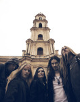 Nightwishin joukot seisovat vitivalkoista taustaa vasten siten, että ihmiset ovat vieretysten suuren ja korkean vaalean temppelimäisen rakennuksen edustalla. Miehillä ja Anettella pitkät hiukset.