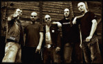 Sävyltään tummanruskea valokuva Burden A.D. -bändin miehistöstä, joka seisoo ulkoilmassa tumman puuseinän edustalla rivissä. Kuvassa miehiä viisi kappaletta. Parilla keskimmäisellä mustat aurinkolasit silmillä. Oikeassa laidassa yhtyeen kaljupäinen ex-bas