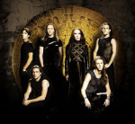 Kuusihenkisen Epica-yhtyeen jäsenet poseeraavat — kuvassa näkyy viisi miestä ja yksi nainen.