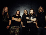 Viisipäisen Children Of Bodomin jäsenet tummaa ja uhkaavaa taustaa vasten vuoden 2008 puolella otetussa promokuvassa. Alexi Laiholla parta ja pitkät hiukset, lyhythihainen musta paita ja housut.