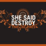 She Said Destroyn "Time Like Vines" -albumin etukansi, jossa tummanharmaata taustaa vasten valkoisella bändin logo keskellä kuvaa ja sen alapuolella tummana oranssina albumin nimi. Logon ja nimen taustalla lehtien rönsyileviä kuvia.