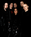 Tummasävyinen ryhmäpotretti Siebenbürgen-bändin viidestä miehestä ja heidän keskellä seisovasta naisesta. He ovat mustiin pukeutuneita hevareita. Tausta on pikimusta.