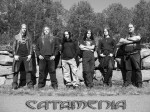 Catamenia-bändin promokuva, jonka otti Ode Porkola. Harmaasävyisessä valokuvassa bändin jäsenet seisovat ulkoilmassa kivimuuria vasten rivissä. Miehiä yhteensä kuusi kappaletta. Kaikilla pitkät hiukset.