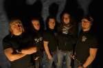 Kiana-bändin promokuva. Viisi miestä seisoo mustat t-paidat yllään harmaata seinää vasten.