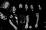 Mustavalkoinen bändikuva Deletion-nimisestä metalliryhmästä, johon kuuluu yhteensä kuusi pitkähiuksista ja karvaista, mustiin pukeutunutta ja tatuoitua hevimiestä.