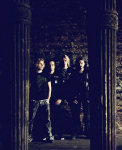 Apocalyptican promovalokuva vuodelta 2007 tai 2008. Apocalyptican jäsenet seisovat tiiviinä rykelmänä kahden suuren roomalaisen pylvään välissä pukeutuneina mustiin vaatteisiin. Kuva on hyvin hämärä ja tumma.