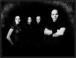 Mustavalkoinen bändikuva Dark The Suns -nimisestä metallibändistä, johon kuuluu neljä hevimuusikkoa, joista yksi on nainen. Nainen vasemmalla miehet oikealla. Jokaisella yllään mustat vaatteet, musta tausta.