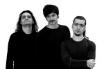 Ephel Duath -yhtyeen kolmihenkinen tiimi seisoo rivissä mustaan vaatetukseen pukeutuneena ja vitivalkoista taustaa vasten. Kuvan miehillä mustat hiukset, osalla partaa ja viikset. Kaikilla yllään yksinkertaiset mustat pitkähihaiset paidat. Kuva rajattu vy
