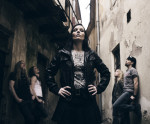 Ville Juurikkalan ottama bändikuva Nightwishista. Kuvassa keskimmäisenä ja etualalla Anette Olzon, jonka takana bändin neljä muuta miesjäsentä seisoo kadun molemmin puolin ja nojailevat rivissä seiniin. Anettella musta nahkatakki, vaaleanharmaa paita ja m