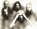 Omnium Gatherum -bändin promokuva. Miehet seisovat yhdessä vaaleata taustaa vasten mustavalkoisessa kuvassa. Kuvaa on manipuloitu.