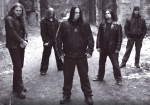 Kjell Ivar Lundin nappaama harmaasävyinen ryhmäkuva Susperia-nimisestä metallibändistä, johon kuuluu viisi mustiin pukeutunutta metallistia. He ovat miehiä. Miehillä mustat heviletit ja he seisovat sikin sokin ulkoilmassa.