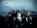 Kivimetsän Druidin sinisävyinen bändivalokuva vuodelta 2008. Kuvassa seisoo sinistä vuoristomaisemaa vasten viisi miestä ja heidän keskellään vaaleahiuksinen nainen, jolla musta puku ja siinä vihertävä kaulus. Miehillä pitkät hiukset, osalla sotamaalit na