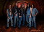 Iced Earth -bändin keikkakokoonpano vuonna 2008. Kuvassa näkyy rivissä seisovia miehiä yhteensä viisi kappaletta. He ovat pukeutuneet farkkutakkeihin ja -housuihin. Valtaosalla hepuista pitkät heviletit ja osalla naamakarvoitustakin. Taustalla punainen la