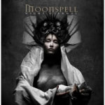 "Night Eternal" -albumin kansikuva Moonspelliltä. Kuvassa piirretty hahmo, joka muistuttaa kasvoiltaan naista. Hänellä tai sillä on valkoiset toogaa muistuttavat kuteet yllään. Tausta tummanharmaa. Naisella musta kruunu ja harmaa keho. Yläosassa Moonspell