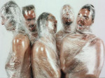 Darkane-bändin viisi miesjäsentä seisovat valkoista taustaa vasten rykelmänä alastomina. Miehistä näkyy ylävartalot, jotka ovat ilman vaatteita, käärittyinä elmukelmuun.
