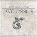 Keep Of Kalessinin "Kolossus"-albumin kansitaide, jossa näkyy vaaleanharmaata taustaa vasten metallikirjaimin kohokuvioituna bändin nimi ja albumin nimi versaalilla, tikkukirjaimin. Tekstin alla jonkinlainen metallinen lohikäärmesymboli.