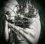 Stonegardin "From Dusk Till Doom" -albumin kansikuva. Piirretty hahmo kaljusta ja karvattomasta miehestä, joka on sidottu sikiöasentoon siimalla. Miehen olkapäällä koristeellinen kaupunki. Keskellä kuvaa valkoisella värillä ja versaalilla bändin nimi ja s