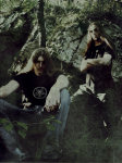 Norjalaisen mustaa metallia soittavan Iskald-bändin kaksi miestä seisoo luonnon helmassa vanhan ajan meininkiä henkivässä valokuvassa. MIehillä pitkät heviletit ja yllään tummaa vaatetta. Taustalla näkyy korpea, kallioita.