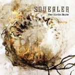 Squealer-nimisen metallibändin "The Circle Shuts" –albumin kansikuva. Kuvassa näkyy kuvankäsittelyohjelmassa muodottomaksi ruhjottu valokuva, jossa näkyy tuhkaa, tulta, tappuraa ja kaikenlaisia tunnistamattomia asioita. Bändin logo ja albumin nimi k