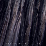 Skepticism-bändin "Alloy"-albumin kansitaide. Bändin logo ja opuksen nimi on kirjoitettu versaalilla ja tikkukirjaimin valkoisella värillä kuvan alaosaan. Koko kuvaa peittää jonkinlainen tummansininen tai -violetti laineileva palanut puu tai muu koristeel