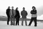 Harmaasävyinen valokuva Mistweaver-nimisen dödömetallibändin sakista. Kuvassa viisi miestä, jotka seisovat ulkoilmassa rivissä. Maa on valkoinen, sillä se on todennäköisesti lunta. Taustalla näkyy vaalea taivas ja vuoristoinen horisontti.